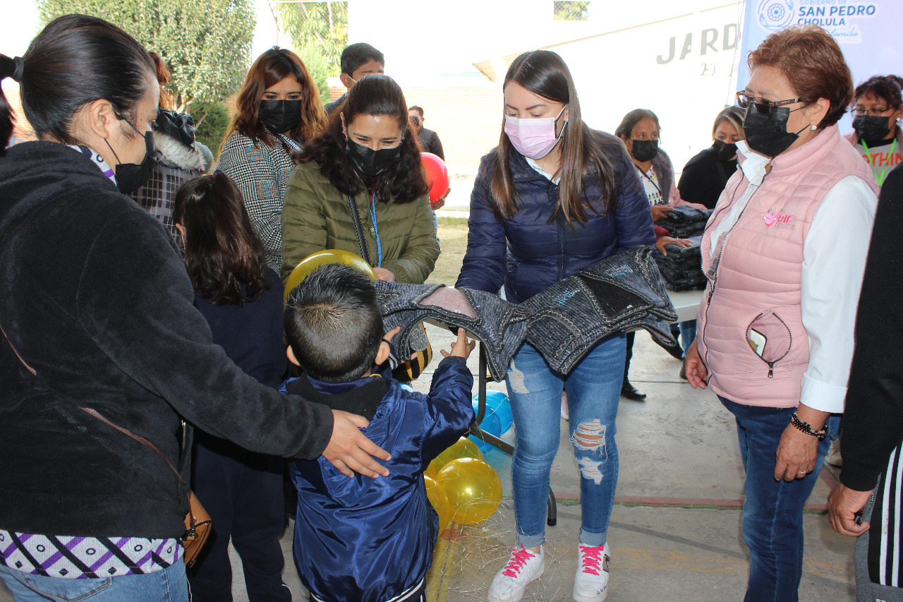Comunicado oficial "Abrazando a la infancia" beneficia a niños de preescolar, cuidándolos del frío: maría de la barreda