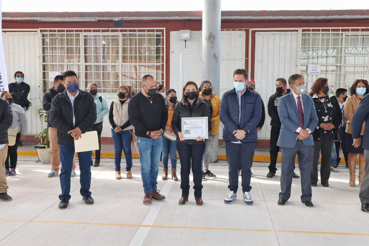 Entrega Paola Angon mejores espacios educativos en Zacapechpan para el sano desarrollo de los adolescentes