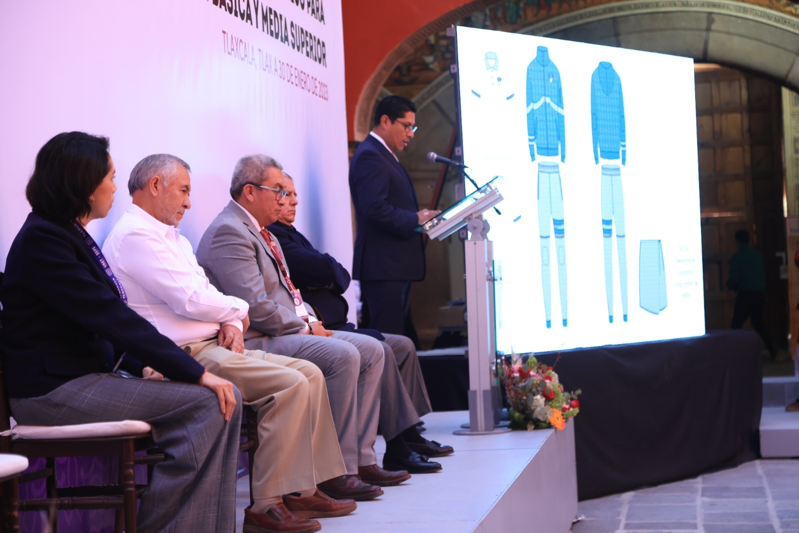 Gobierno del estado presentó el uniforme único para educación básica y media superior