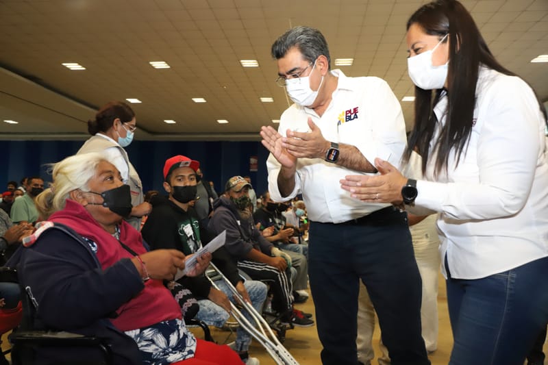 Gobernador de Puebla en conjunto con la presidenta de Atlixco, entregaron apoyos económicos en Atlixco