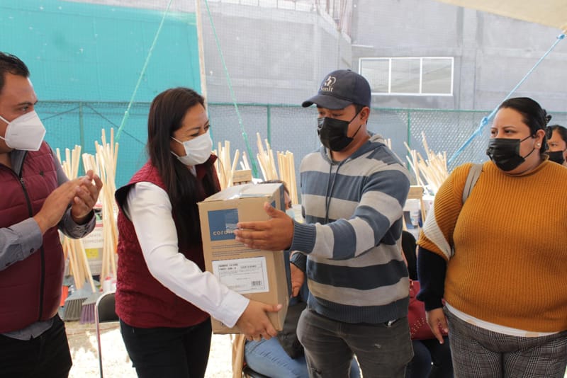 Por: Cortesía Ariadna Ayala inicia techado y rehabilitación de cancha en primaria Lázaro Cárdenas y entrega material a escuelas de Atlixco