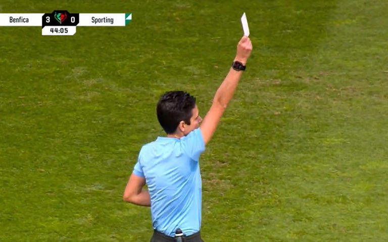 Por: Cortesía Sacan tarjeta blanca por primera vez en un partido de futbol; esto es lo que significa