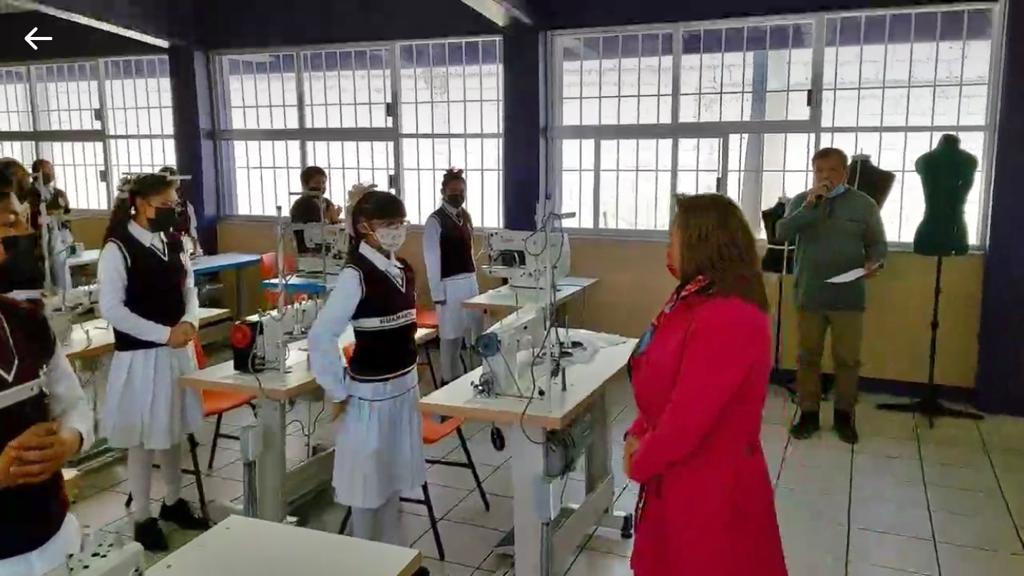 Entrega Lorena Cuellar nuevo taller de vestido a la Técnica 26 en Huamantla