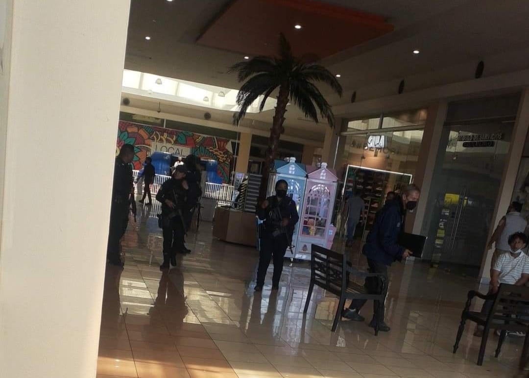 Intento de robo vehicular desata fuerte movilización policiaca en Plaza Comercial Cruz del Sur