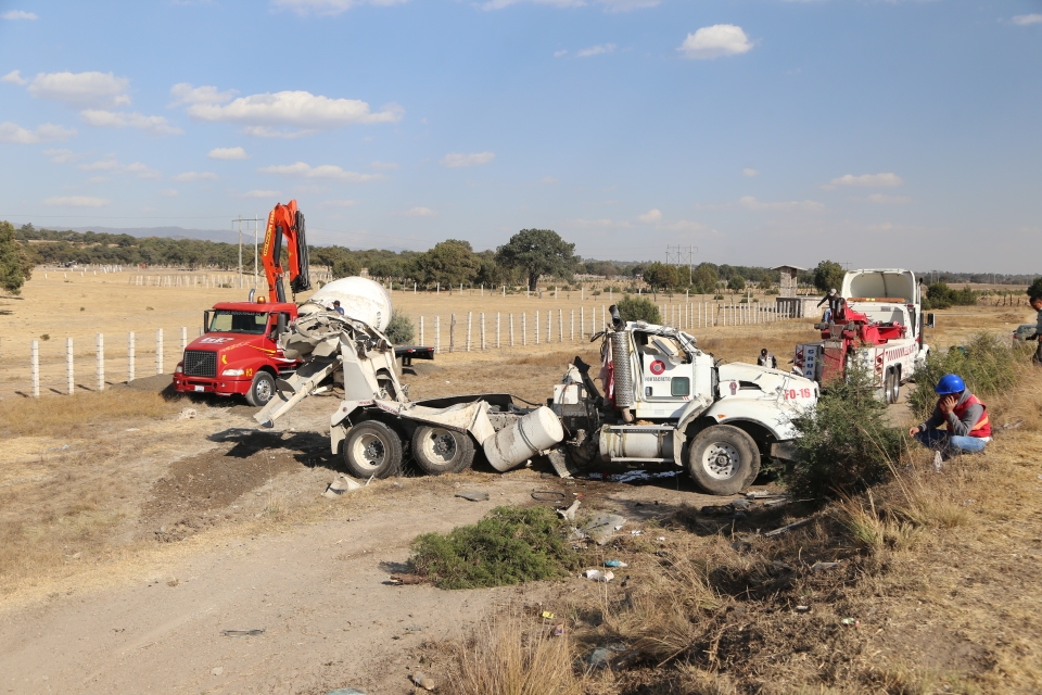 Sobrevive operador de revolvedora tras accidente en Xaloztoc 