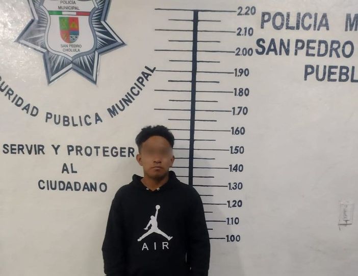 Por: Cortesía Lula Pineda Policía de SSC detienen a un menor de edad y un adulto por agredir a locatarios del mercado Cosme del Razo