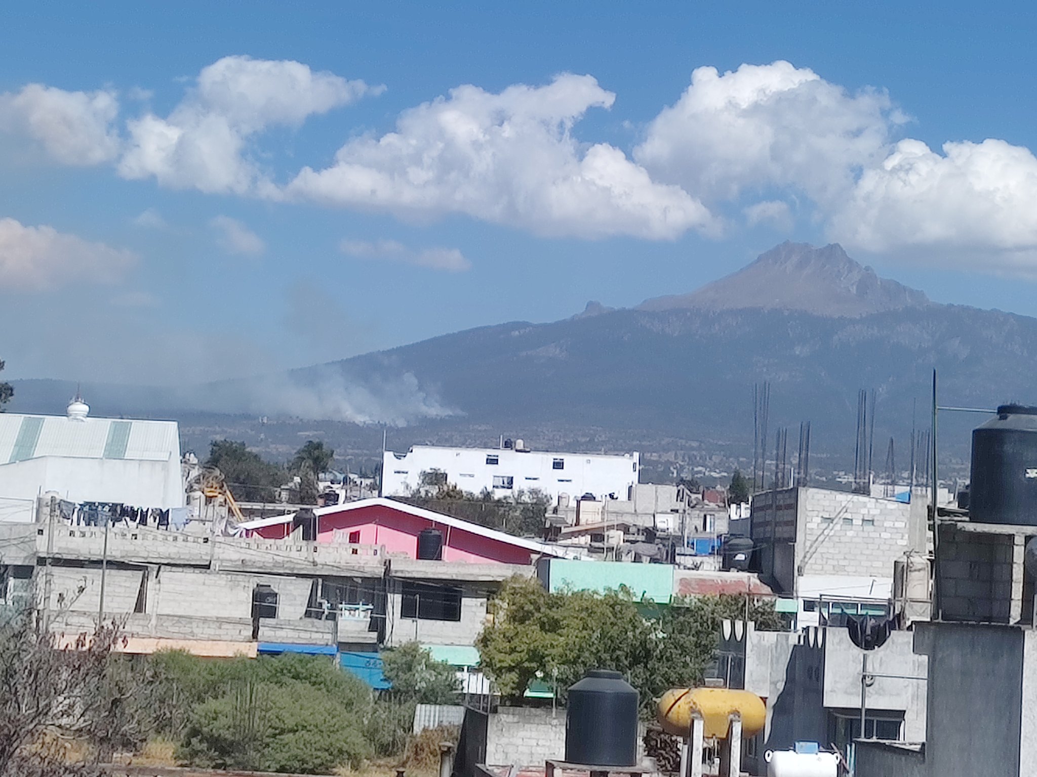 Sofocan intenso incendio en La Malinche