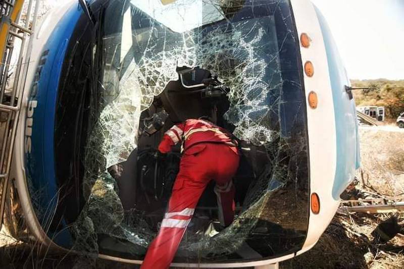 Por: Cortesía Tráiler choca a autobús de pasajeros en Guanajuato; hay al menos un muerto y 20 heridos