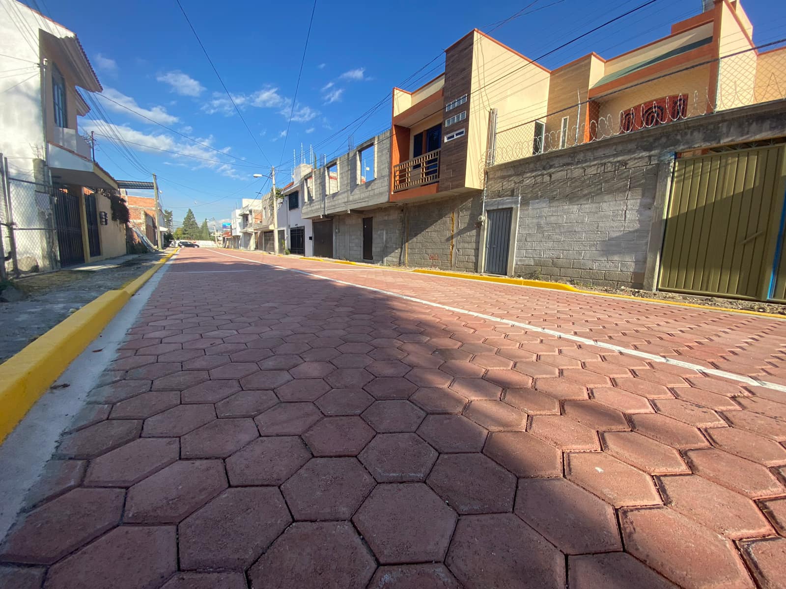 El presidente municipal Filomeno Sarmiento Torres entrega la pavimentación de la calle Llanura en la Reserva Territorial Quetzalcóatl