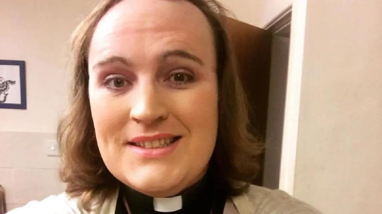 Por: Cortesía Bingo Allison se convirtió en el primer sacerdote no binario ordenado en la Iglesia católica