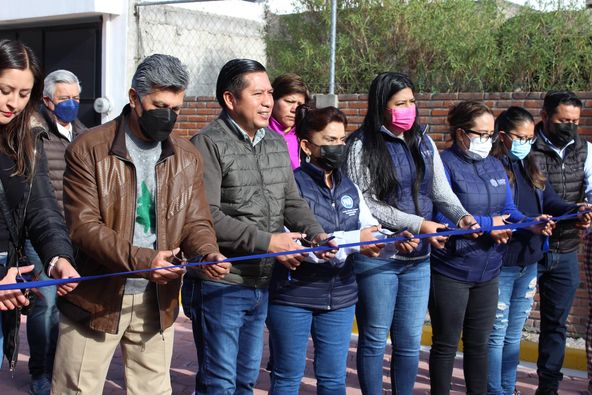 El presidente municipal Filomeno Sarmiento Torres entrega la pavimentación de la calle Llanura en la Reserva Territorial Quetzalcóatl