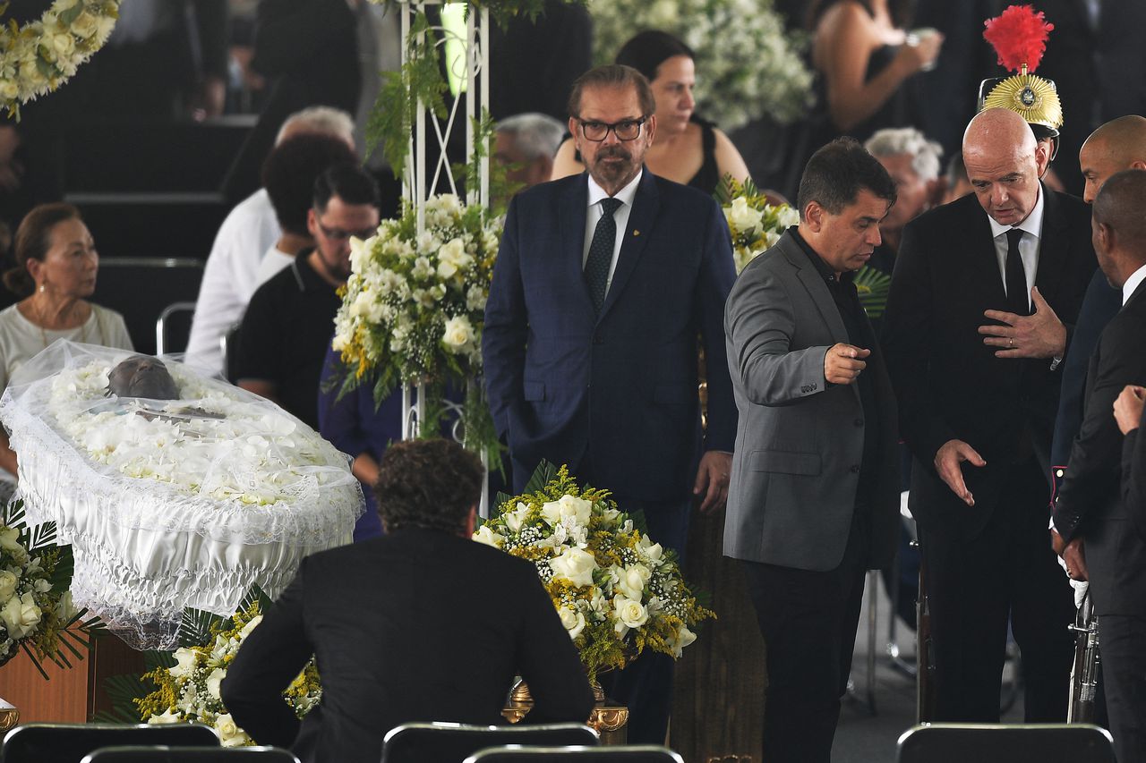 Por: Cortesía Dan el último adiós a Pelé en su funeral en el estadio de Santos