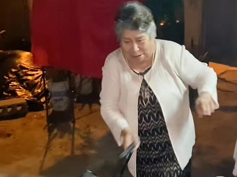 Por: Cortesía Mujer hace ritual de maleta para viajar en año nuevo, pero cancela tras escuchar varios "cohetes" (Vídeo)