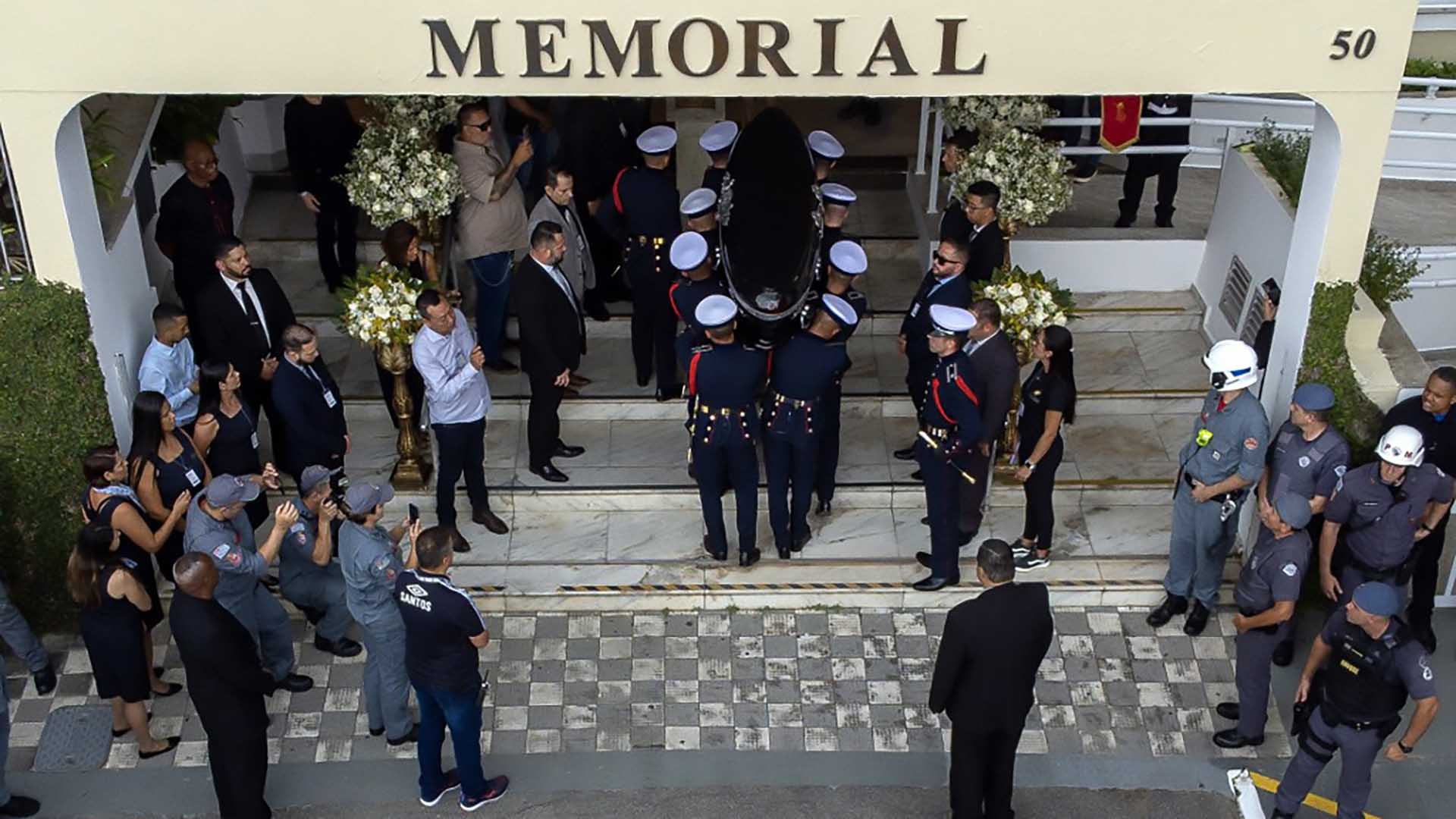 Por: Cortesía Sepultan a Pelé en una ceremonia privada tras masivo homenaje en el estadio de Santos