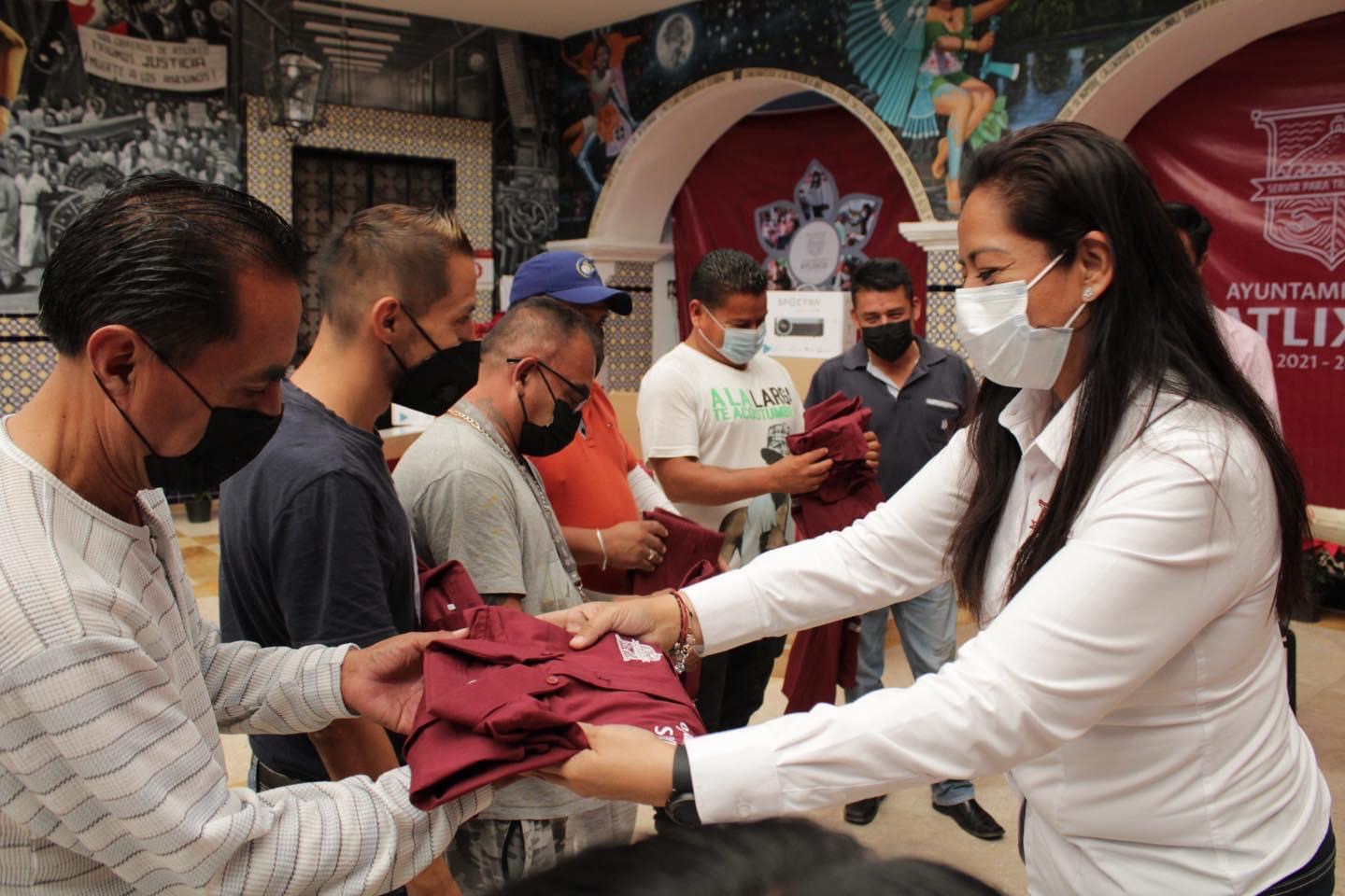 Por: Cortesía Entrega ayuntamiento que encabeza Ariadna Ayala apoyos a escuelas y colectivos civiles de Atlixco