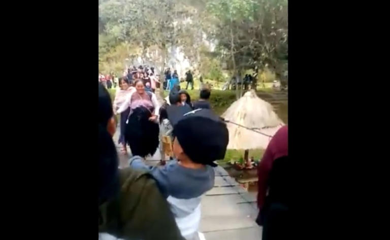 Por: Cortesía Captan en vídeo momento en que puente colgante colapsa y varias personas caen en parque turístico (Vídeo)