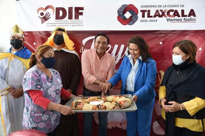 Jorge Corichi entrega juguetes a niños y niñas en comunidades de Tlaxcala capital