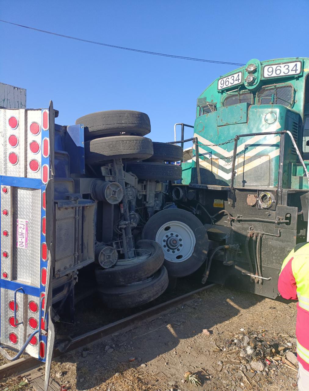 Por: Cortesía Tren embiste tráiler cargado con cebada en Calpulalpan