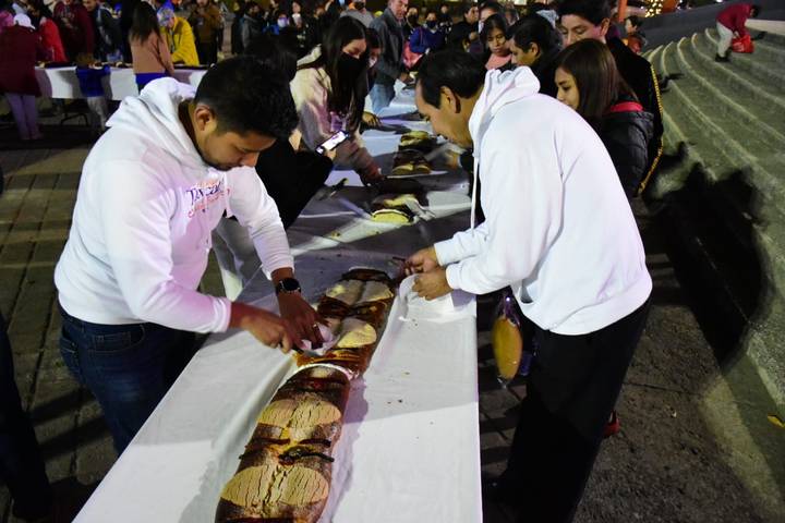 Rosca de 80 metros fue degustada por la ciudadanía en la Villa Navideña de Tlaxcala