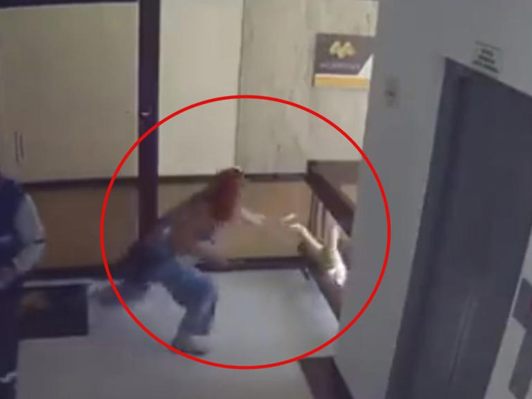 Por: Cortesía Cámara de seguridad capta el momento en que mujer salva a su hijo de caer al vacío (Vídeo)