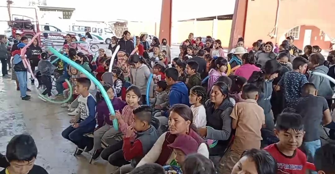 Por: Cortesía Lula Pineda Payasos y juguetes para pequeños calpenses en el “Día de Reyes Magos”