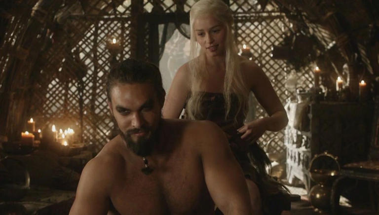 Por: Cortesía Emilia Clarke confiesa que lloraba durante las escenas de sexo con Jason Momoa en Game Of Thrones