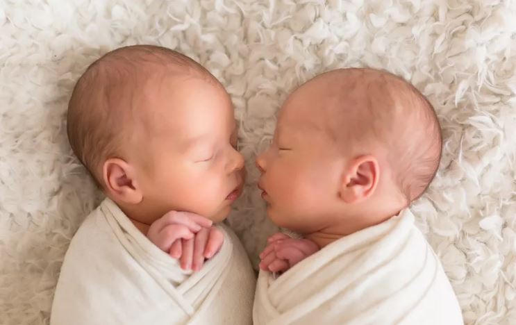 Mujer dio a luz a sus gemelos en diferente año; caso asombra en redes sociales