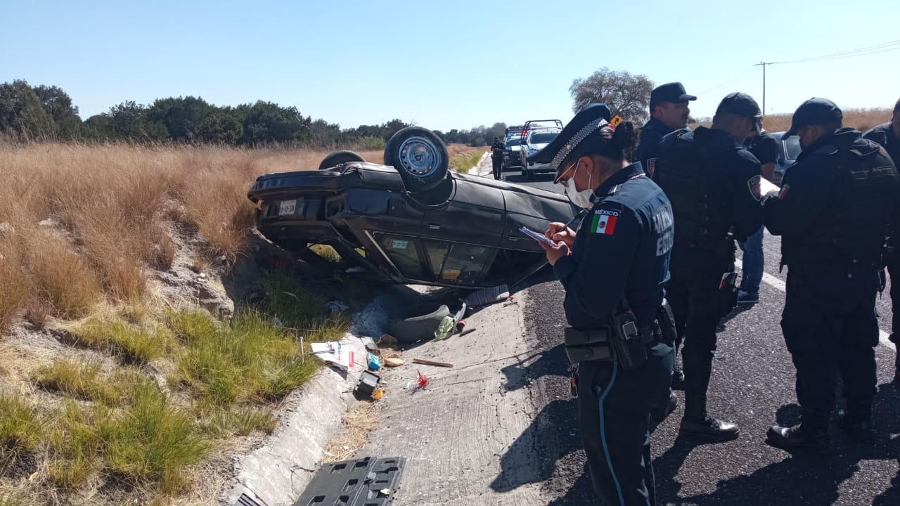 Vuelca automóvil familiar sobre la carretera Huamantla- El Carmen Xalpatlahuaya