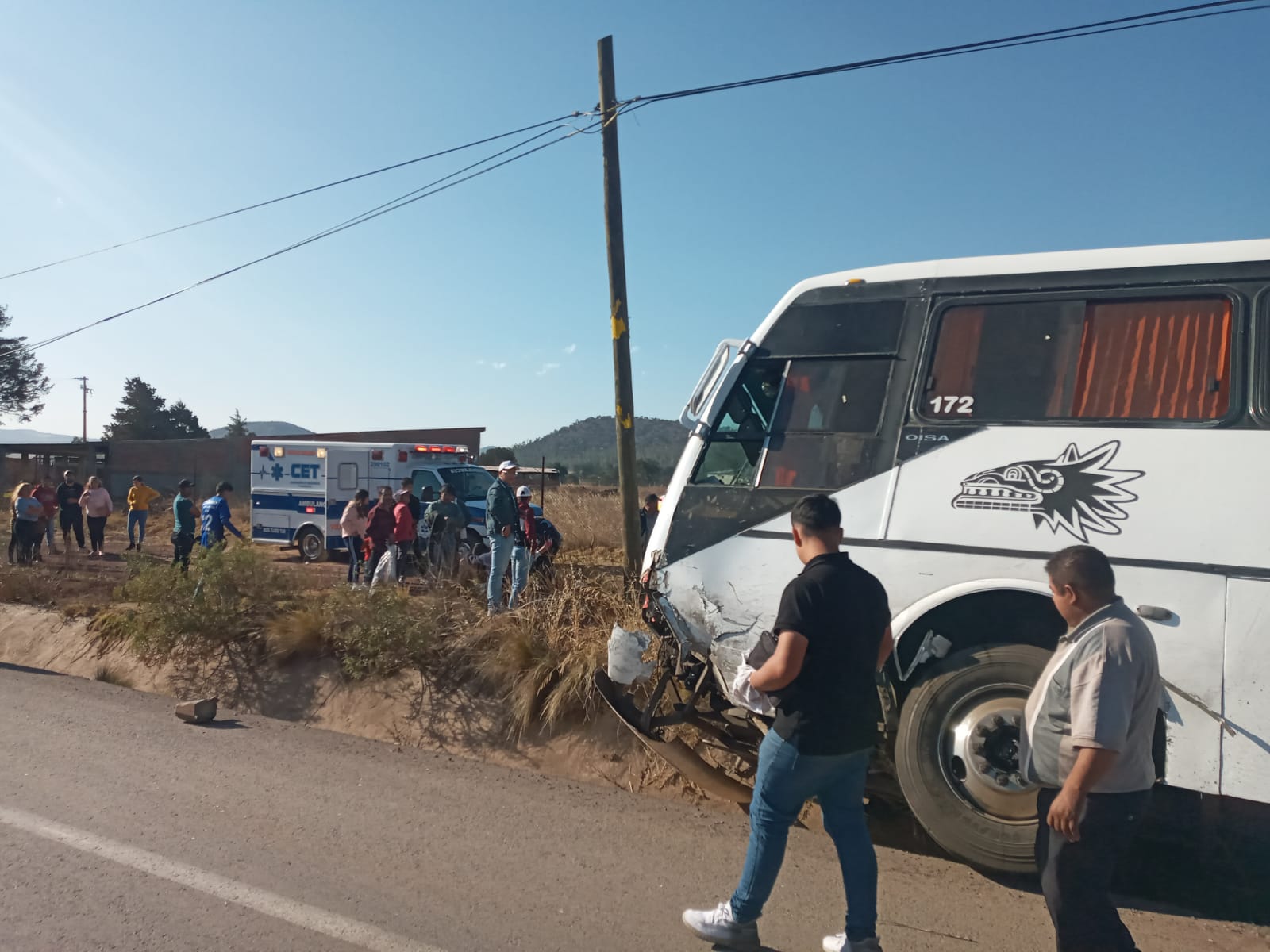 Choca camioneta y autobús de pasajeros, en Tlaxco; hubo al menos 5 lesionados 