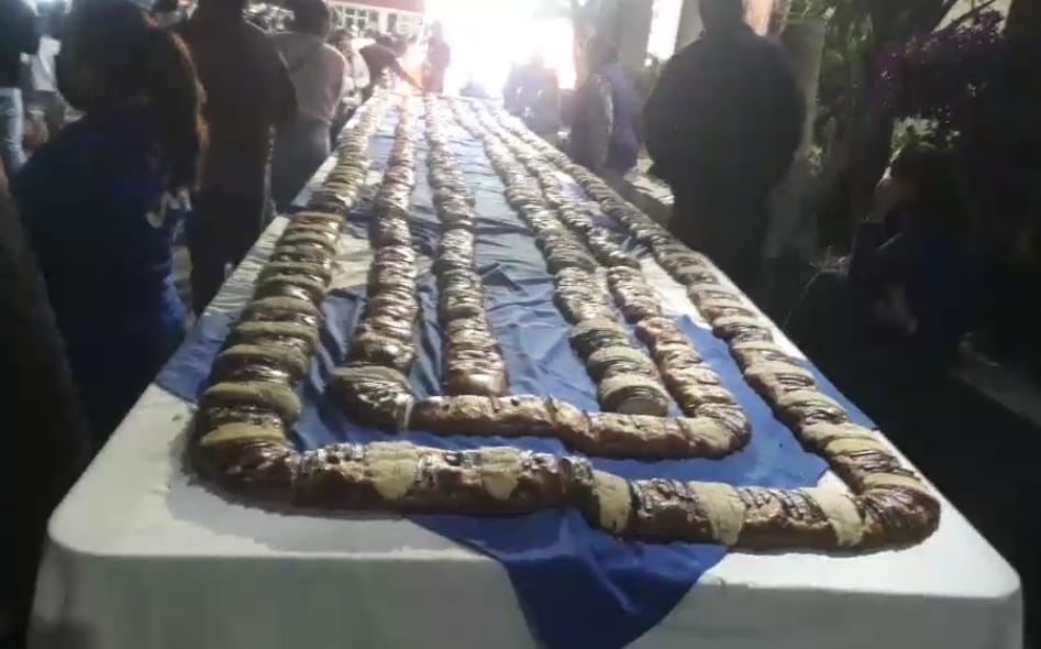 Cierra Cuautlancingo festejos de Reyes Magos con partida de rosca monumental