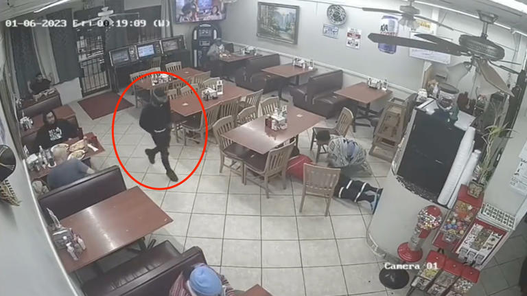 Por: Cortesía Cliente de taquería abate a criminal durante asalto a un restaurante (Vídeo)
