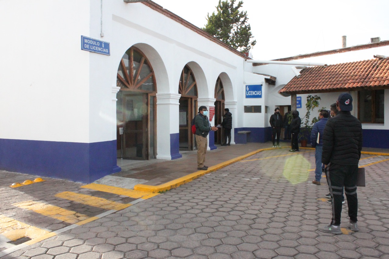 Otorga SMyT licencia de conducir a adultos mayores con un 50 por ciento de descuento