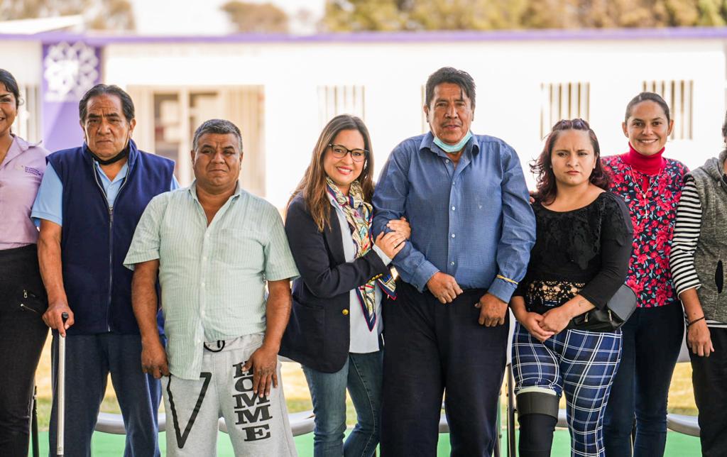 Entregó bienestar prótesis de pierna a personas con discapacidad