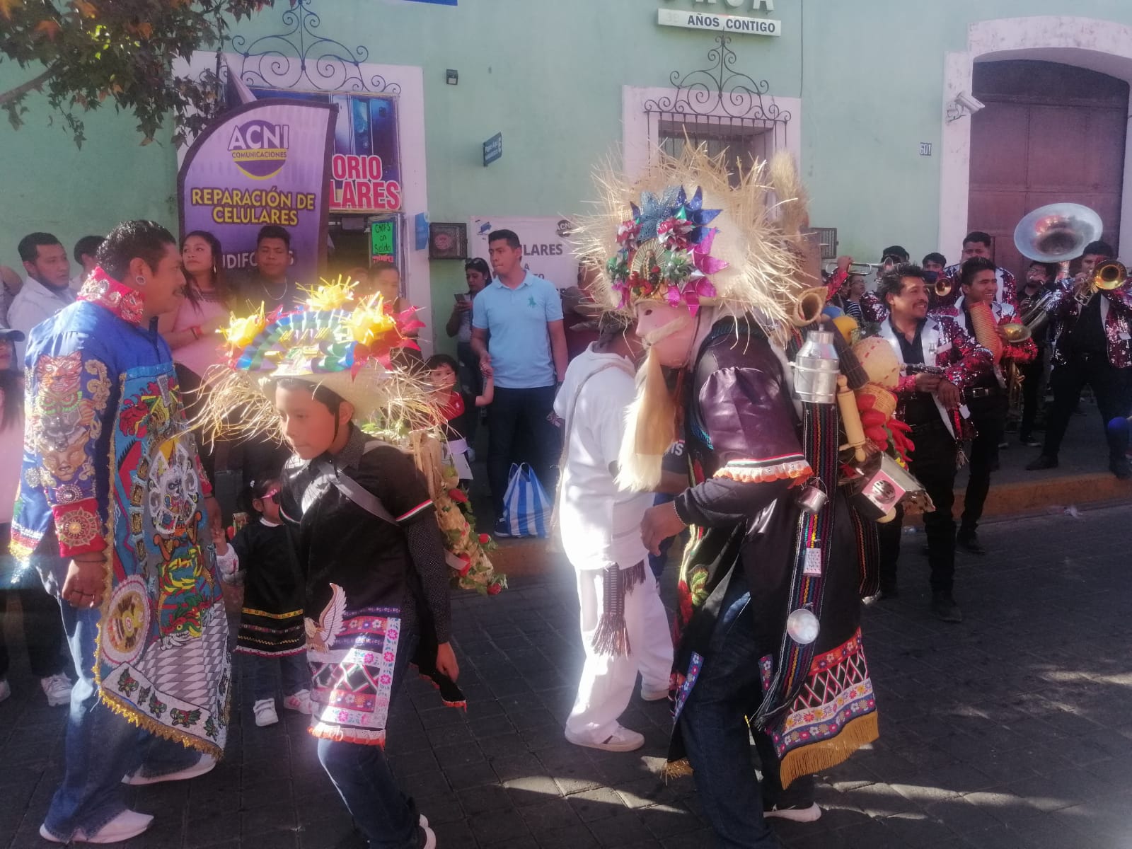 Zoavos Xixitla encabeza “Desfile de Mascaritas” en San Pedro Cholula  