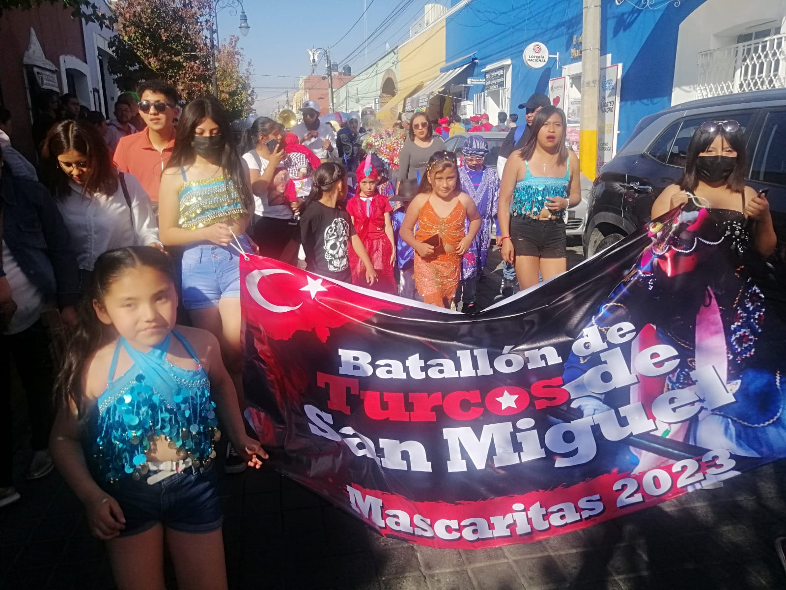 Por: Cortesía Lula Pineda Zoavos Xixitla encabeza “Desfile de Mascaritas” en San Pedro Cholula