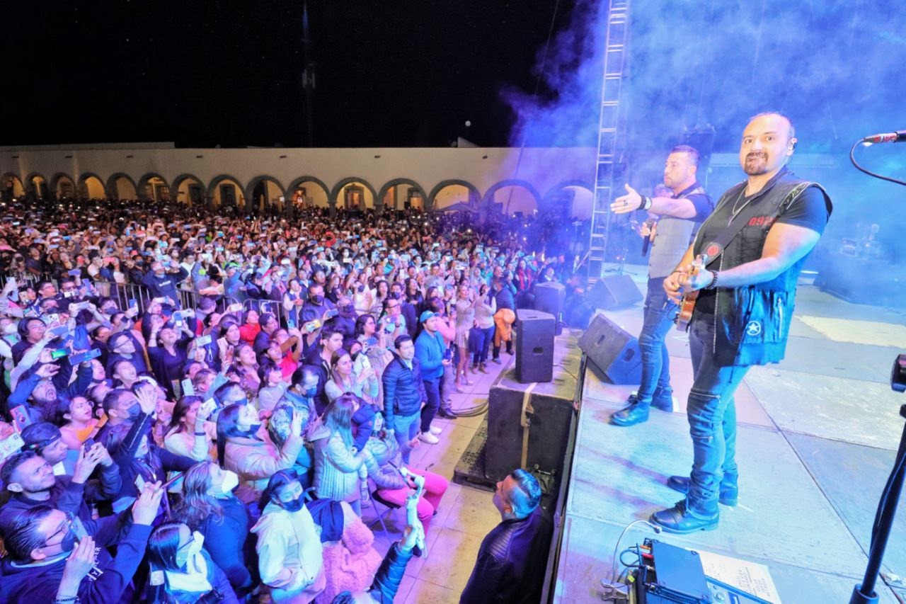Alrededor de 7 mil personas entonaron los éxitos de Elefante en Cholula, previo a San Valentín