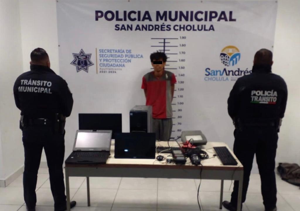 Por robo y daños a propiedad ajena, policías viales de San Andrés Cholula detienen a una persona