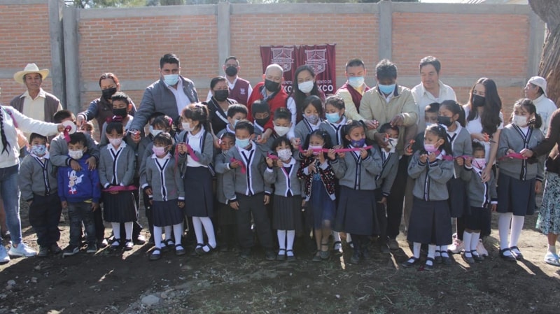 Ariadna Ayala entrega barda perimetral y pavimentación en colonias de atlixco