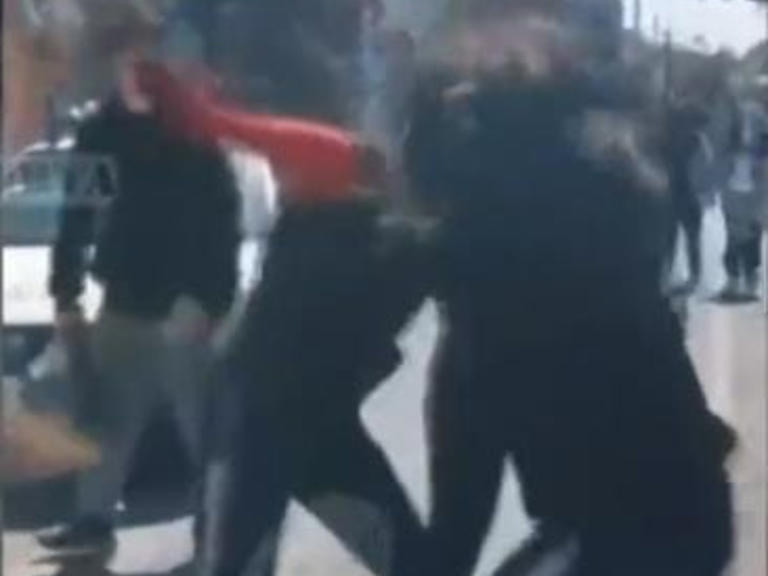 Por: Cortesía “Pártele su…” Madre alienta a pelear a su hija afuera de secundaria (Vídeo)