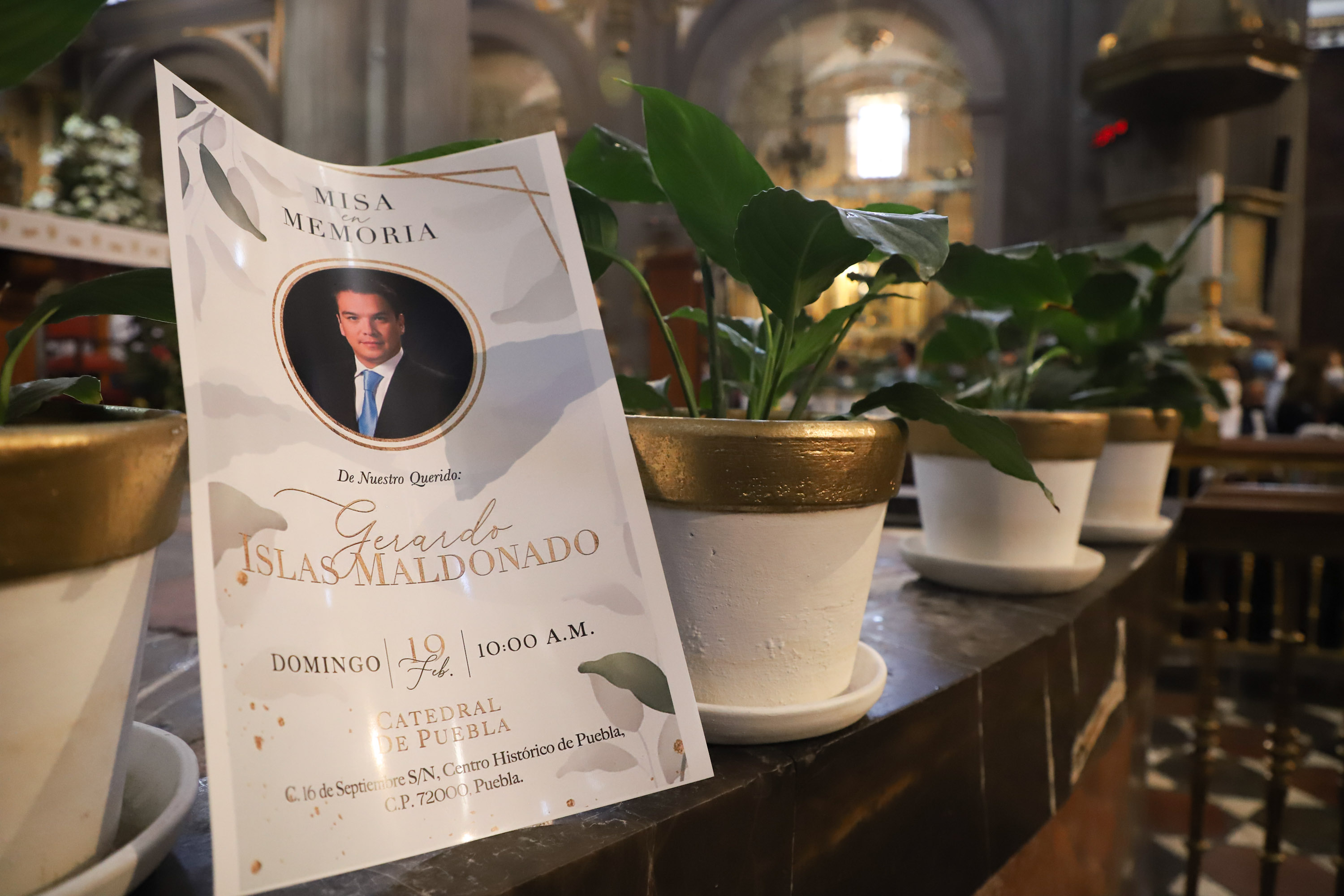 Puebla, Pue.- En su mensaje dominical, el arzobispo de Puebla, Víctor Sánchez Espinosa pidió por el descanso eterno de Gerardo Islas Maldonado, político y fundador de Fuerza por México, quien falleció el pasado 2 de febrero en España. Con las cenizas presentes del político invitó a los fieles católicos presentes a realizar una plegaria universal; además, de solidarizarse con la familia del fallecido. Como parte del homenaje luctuoso, las cenizas de Gerardo Islas fueron colocadas junto con flores y una fotografía en el atrio de la Catedral de Puebla. Cabe recordar que el pasado 2 de febrero Gerardo Islas murió a los 39 años víctima de un infarto en España. Al político le sobreviven su esposa, Claudia Wade y sus hijos Gerardo y Matías. En otros temas, el arzobispo confirmó que el próximo miércoles inicia la Cuaresma en Puebla. Agregó que es de gran importancia que los fieles católicos acudan a las iglesias para recibir las cenizas. Señaló que en todas las parroquias del estado se colocará ceniza en la frente de los creyentes; además, habrá misas y oraciones. Por lo que pidió a los fieles que participen de esta actividad y se preparen para la Semana Santa.