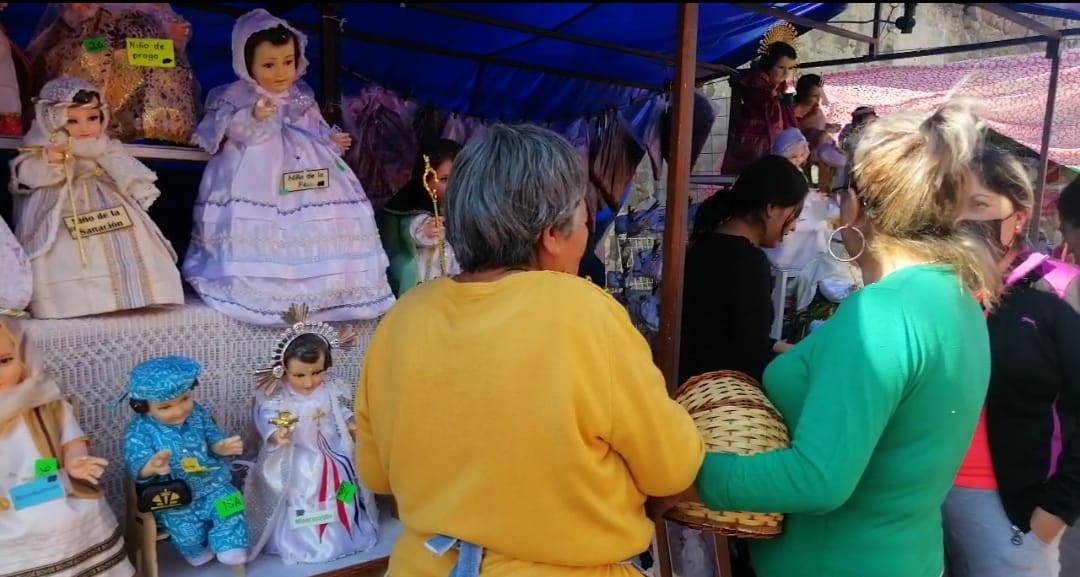 Repunta venta de vestimenta de Niño Dios en Cuautlancingo tras tres años de pandemia 