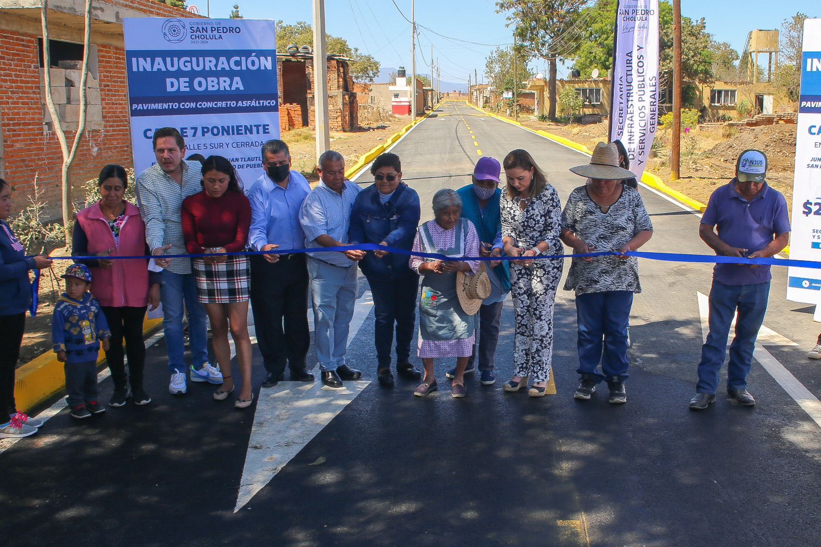 Entrega Paola Angon pavimentación en Tlautla, tras 35 años de espera