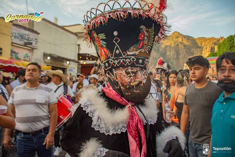 Por: Cortesía Carnaval de Tepoztlán, en Morelos, se sale de control; una persona resulta herida