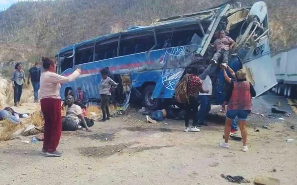 Por: Cortesía Mueren 15 migrantes en accidente de autobús en Puebla.