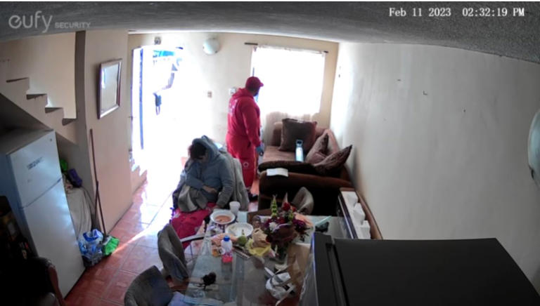 Por: Cortesía Cámara de seguridad capta a paramédico de la Cruz Roja robando objetos de una víctima fallecida (Vídeo)