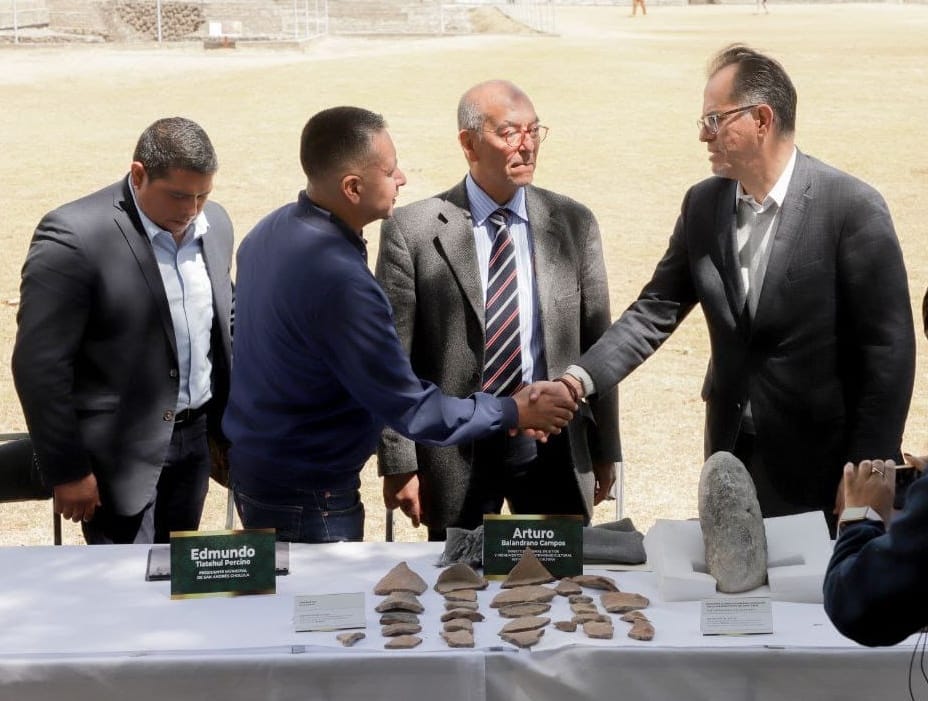 Por: Cortesía Lula Pineda Presentan piezas prehispánicas encontradas en rehabilitación de la escalinata del “Pocito” de la Gran Pirámide de Cholula