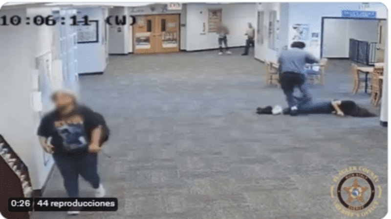Por: Cortesía Alumno da tremenda golpiza a su maestra, solo por quitarle su Nintendo Switch en clase (Vídeo)