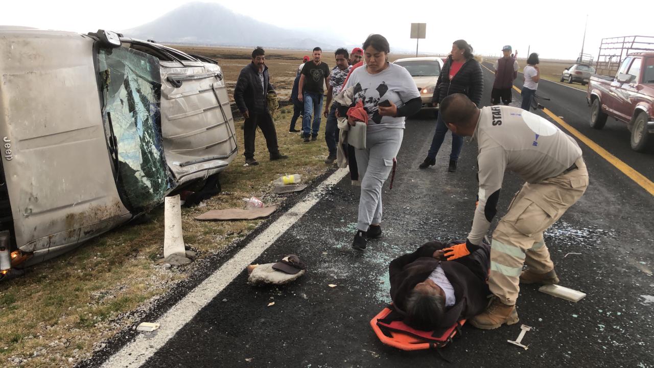 Dos lesionados deja volcadura en Tequexquitla