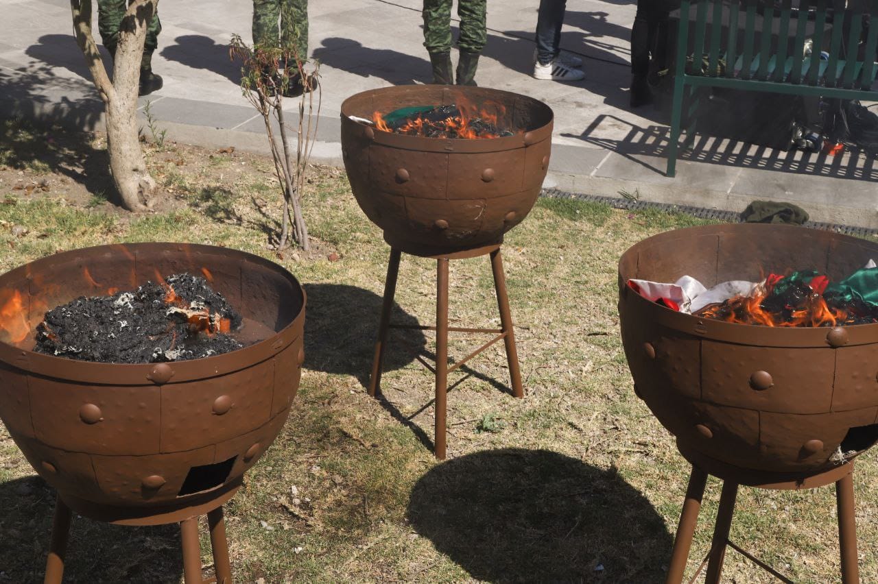 Encabeza Mundo Tlatehui ceremonia de incineración de banderas