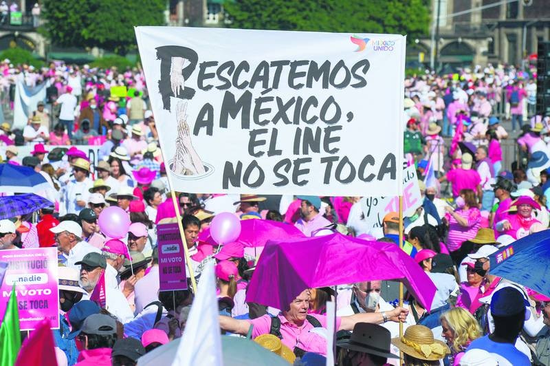 Por: Cortesía Con un Zócalo a reventar, miles defienden al INE y al voto libre